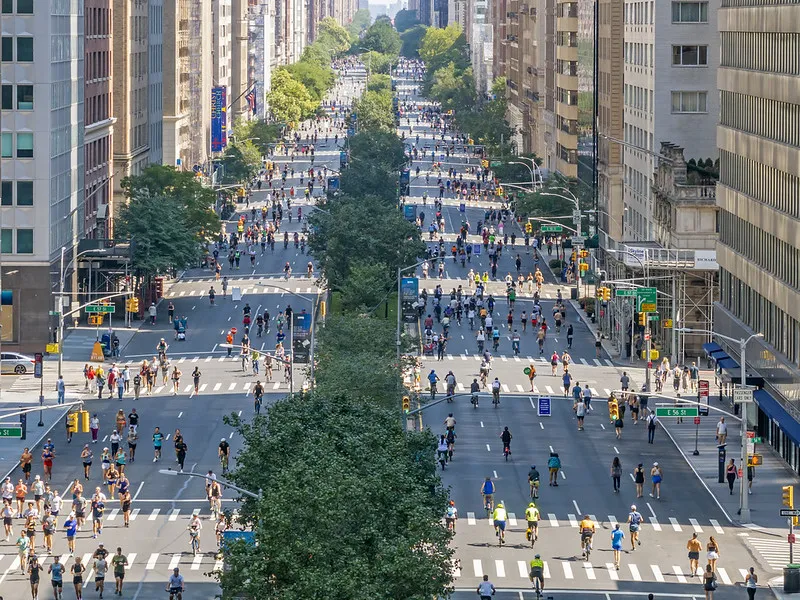 New York (U.S.): Every year, the Summer Streets program closes off kilometers of boulevards in Manhattan, from the Brooklyn Bridge to Central Park, to host running and biking paths, climbing walls, and fitness classes offered free of charge by local clubs. Source: New York State Department of Transportation, Flickr.com