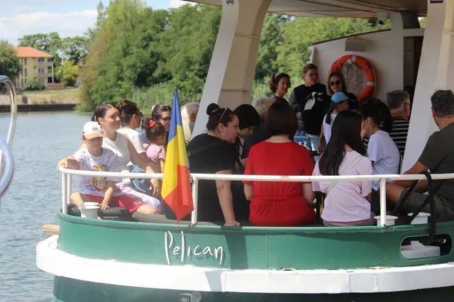 Guided Tour on the Pelican Boat
