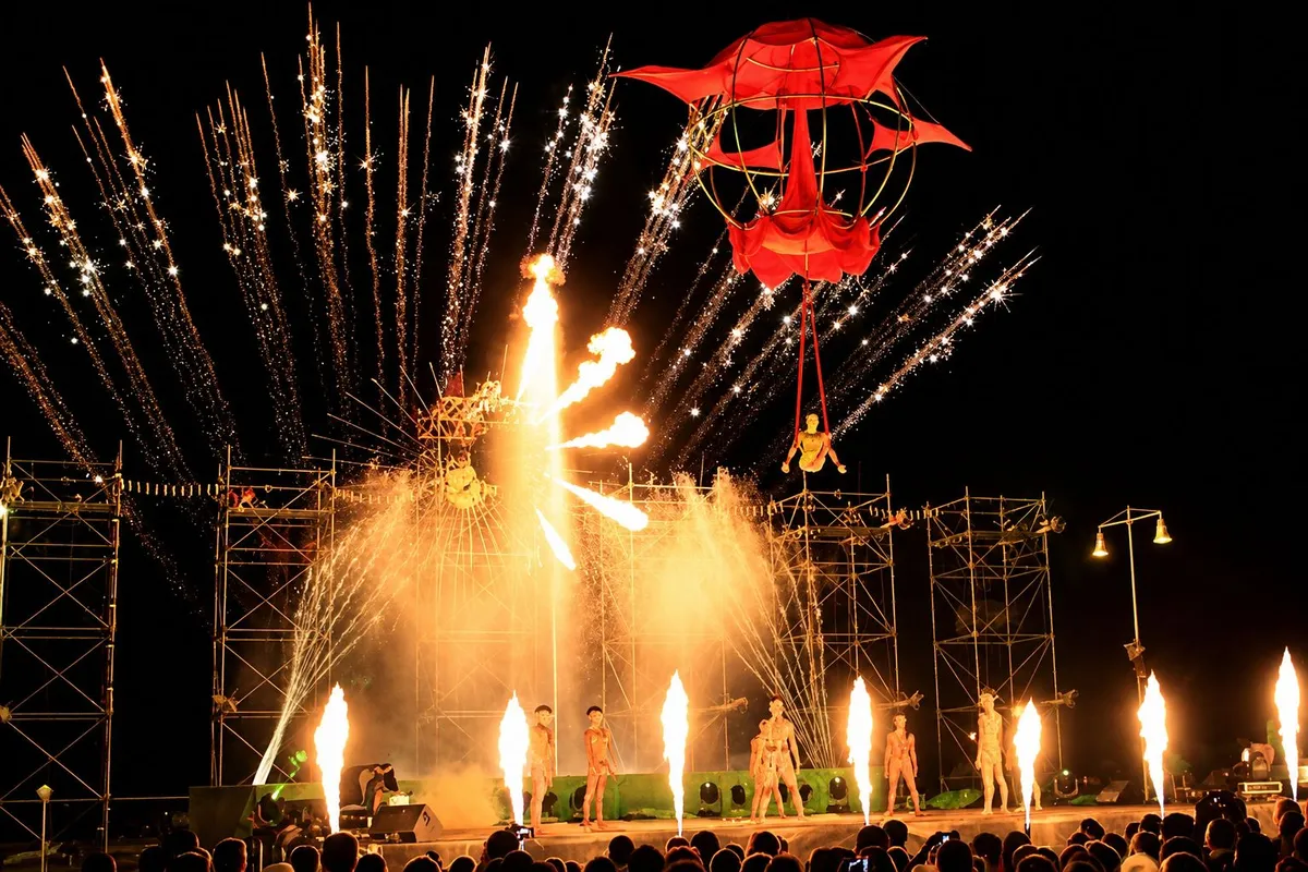 Meraviglia | Dancing Fountains, Flames & Aerial Acrobatics