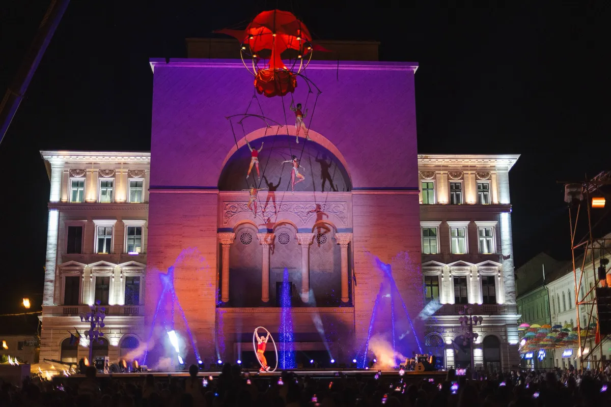August 1, 2026, in Victoriei Square: Meraviglia | Dancing fountains, flames, and aerial acrobatics, performance, organized by: Timișoara Municipal Cultural Center, photo credit: Petru Cojocaru