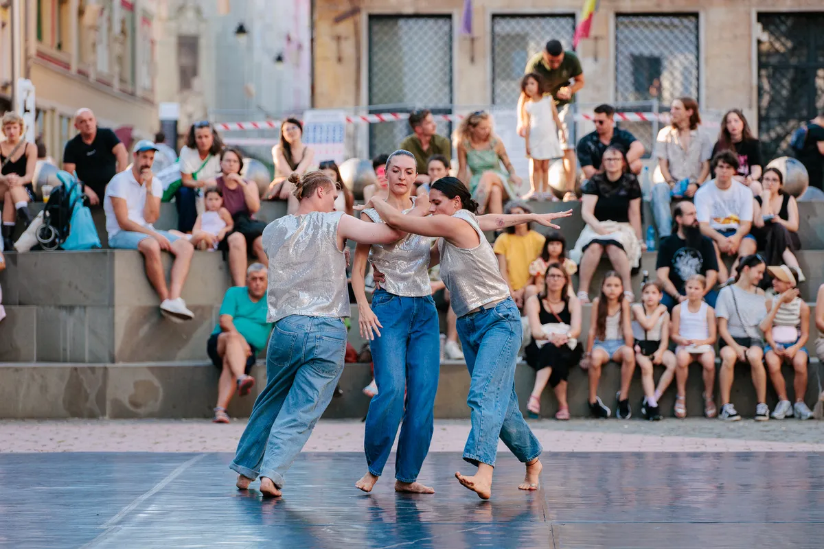 August 1, 2026, in St. George Square: “Falling Superstars,” a performance organized by the Noi Re-Creăm Association & the Unfold Motion Association; photo credit: Remus Dăescu